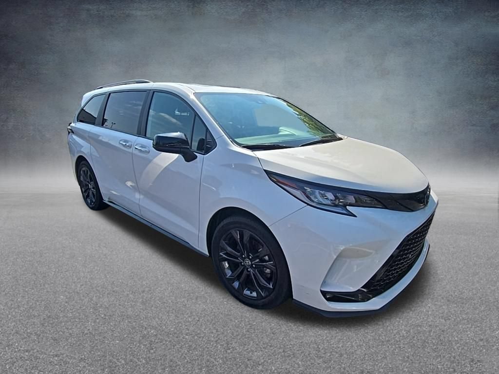 Used 2025 Toyota Sienna XSE FWD image 13