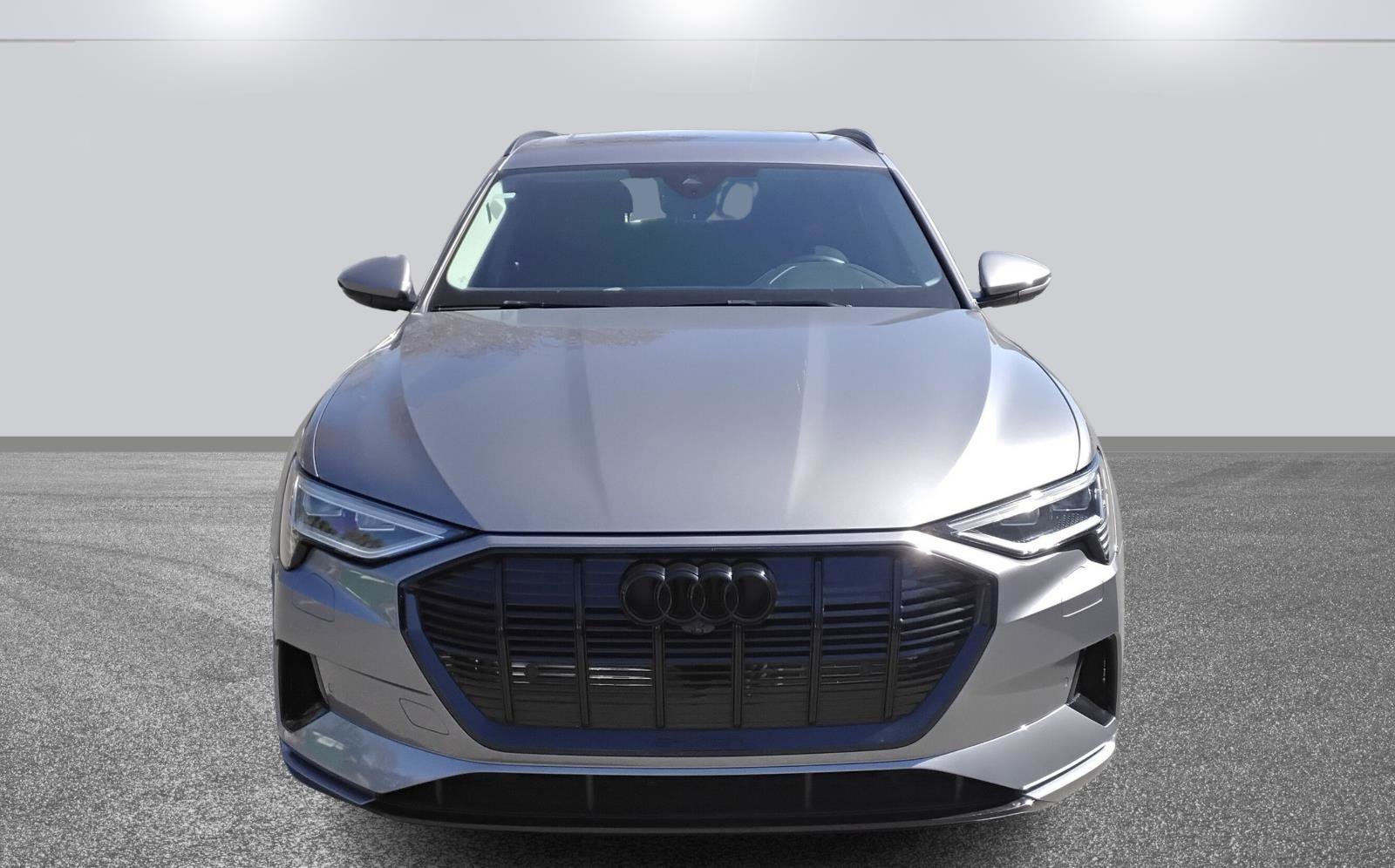 Used 2023 Audi e-tron Premium Plus w/ Premium Plus Package image 2