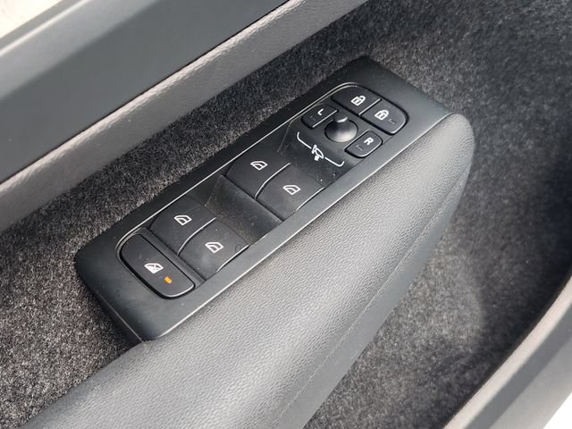 Certified 2025 Volvo XC60 B5 Core AWD/4WD image 22