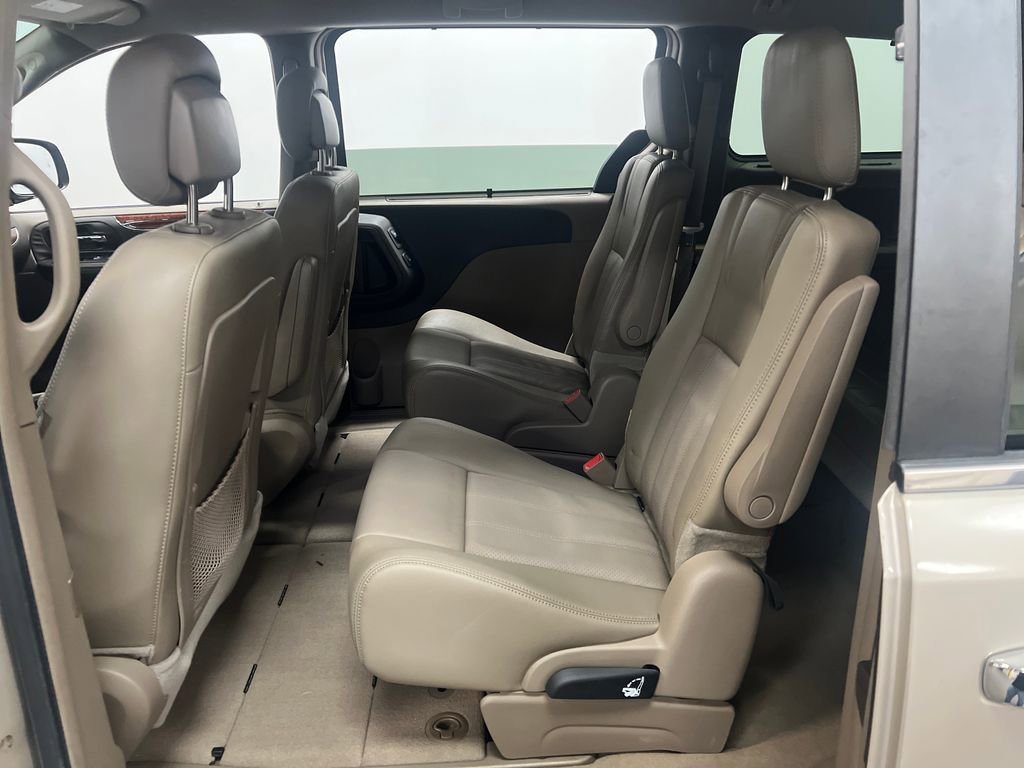 Used 2014 Chrysler Town & Country Touring-L w/ Driver Convenience Group FWD image 27