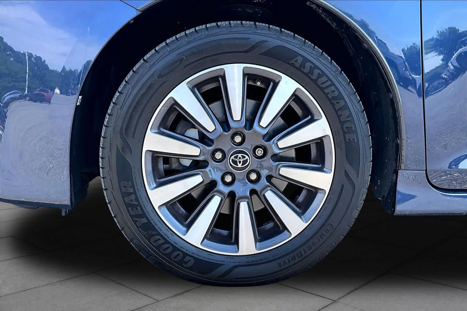 Used 2019 Toyota Sienna Limited Premium w/ Carpet Mat Package AWD/4WD image 11