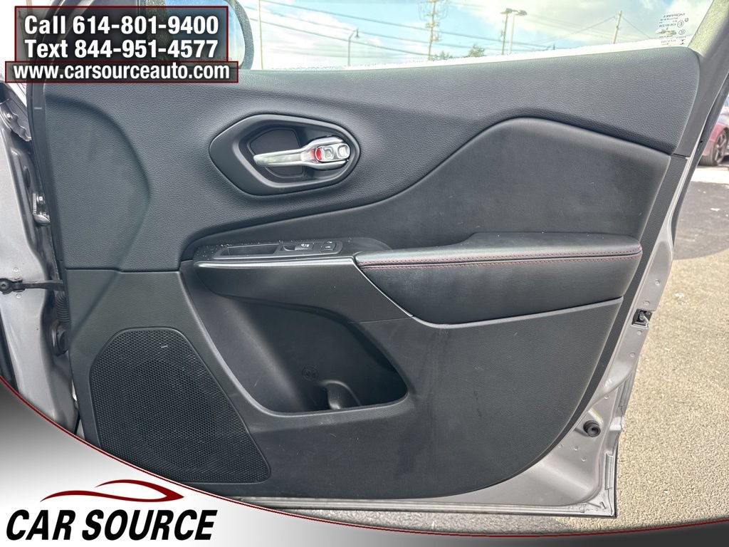 Used 2019 Jeep Cherokee Trailhawk AWD/4WD image 35