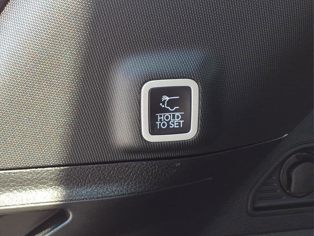 Used 2025 Jeep Grand Cherokee Limited w/ Luxury Tech Group II image 14