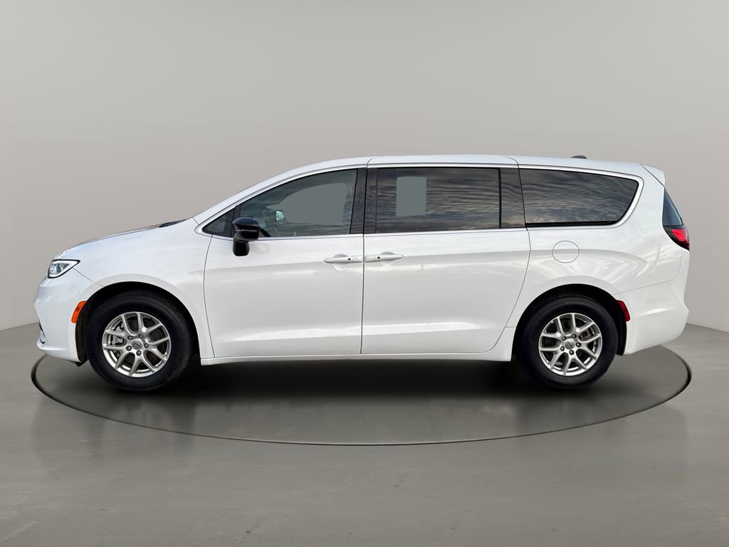 Used 2025 Chrysler Pacifica Select image 4