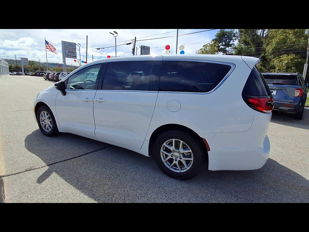 Used 2024 Chrysler Pacifica Touring-L FWD image 35