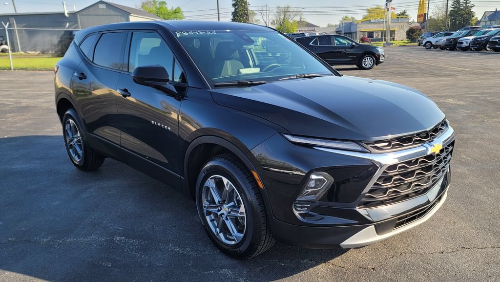 Used 2025 Chevrolet Blazer LT AWD/4WD image 2
