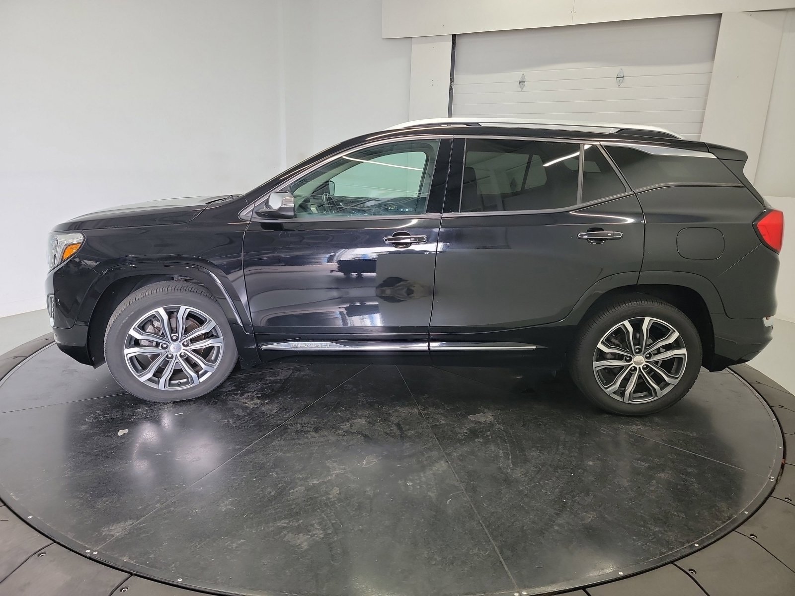 Used 2018 GMC Terrain Denali w/ Driver Alert Package II FWD image 4