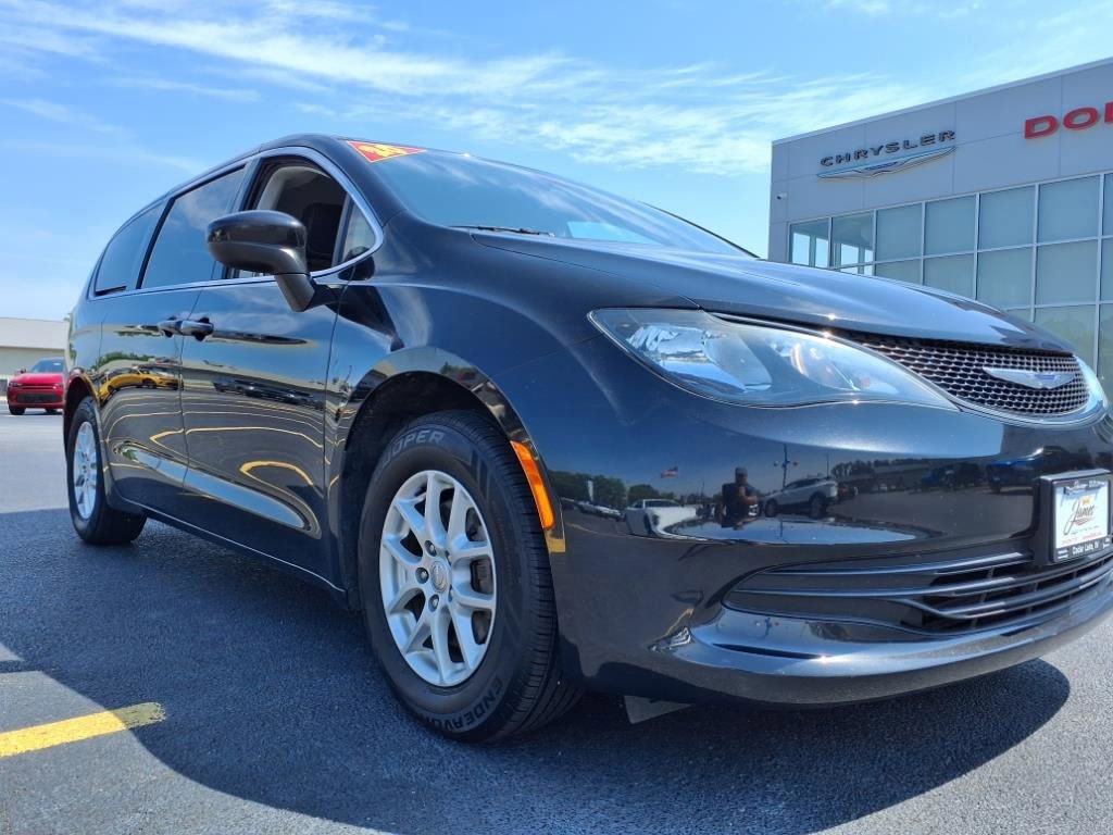 Used 2020 Chrysler Voyager LX image 9