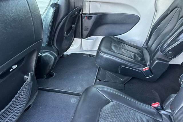 Used 2021 Chrysler Pacifica Touring-L FWD image 14