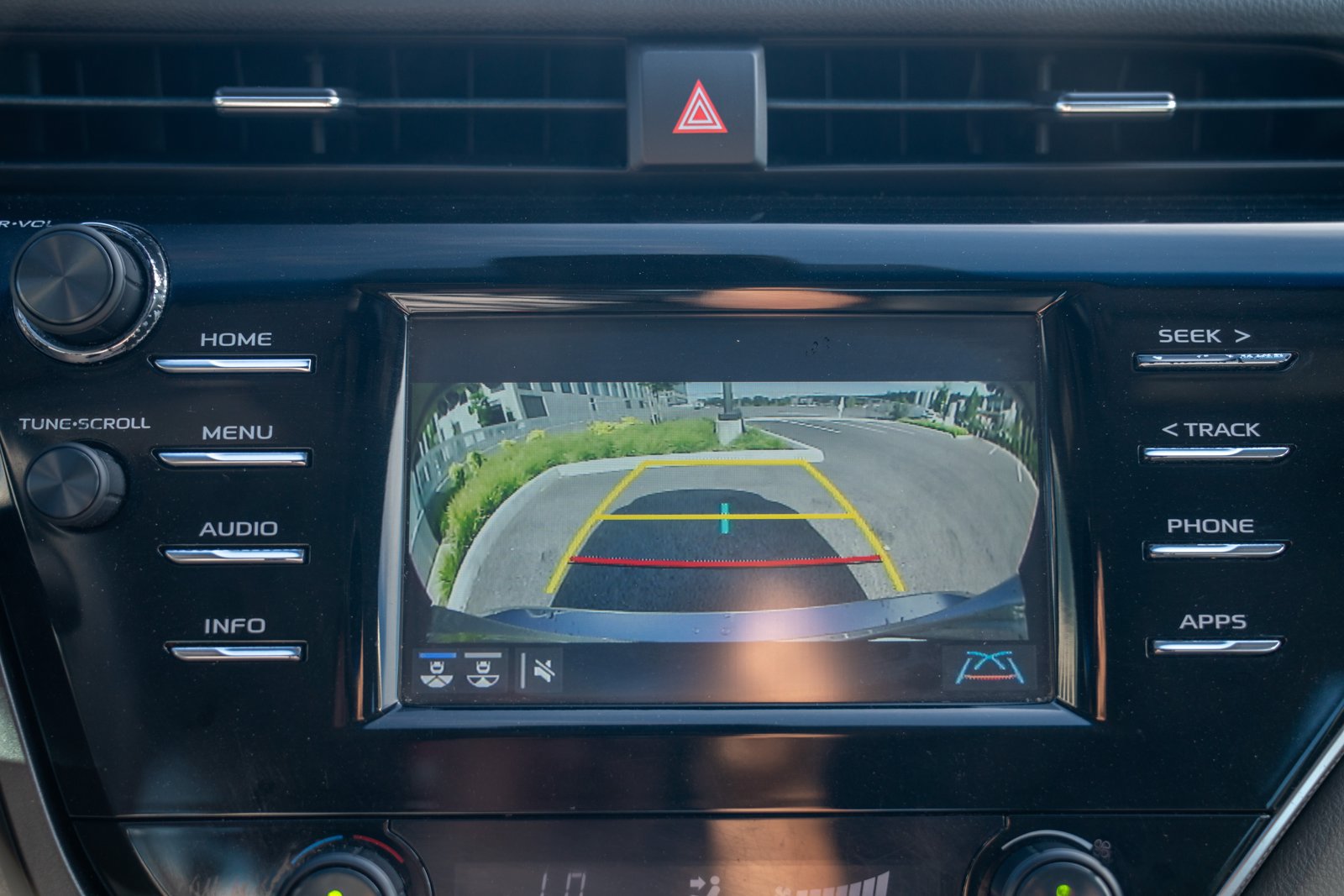 Used 2018 Toyota Camry SE w/ Convenience Package FWD image 15