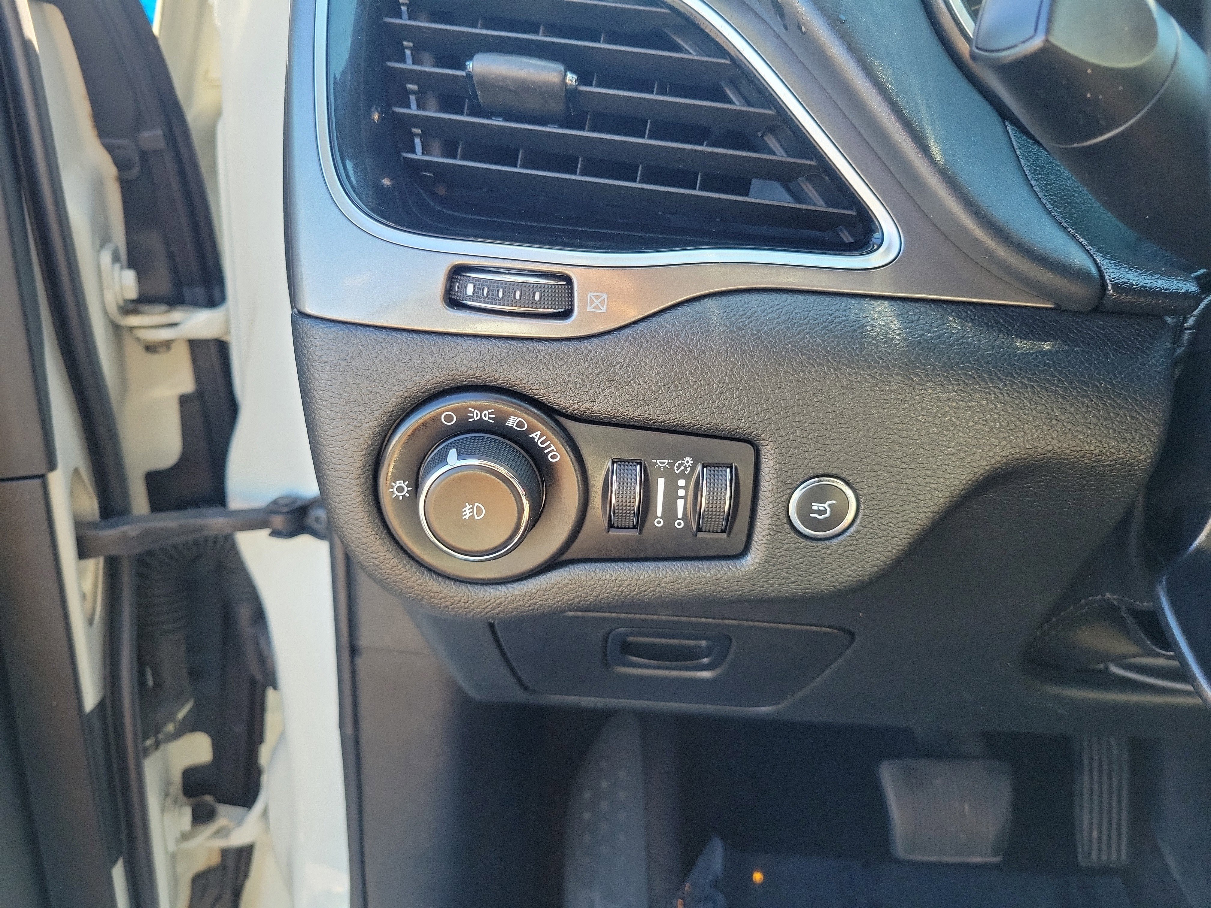 Used 2019 Jeep Cherokee Overland w/ Technology Group image 31