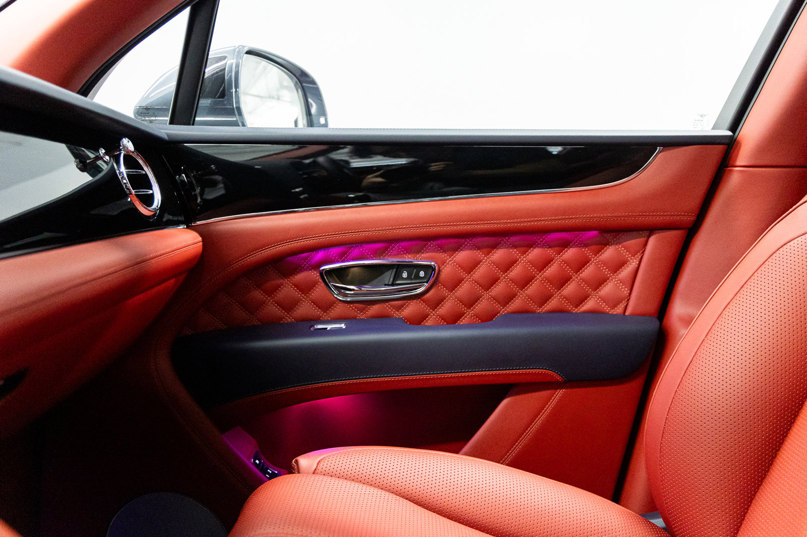 Used 2022 Bentley Bentayga image 34