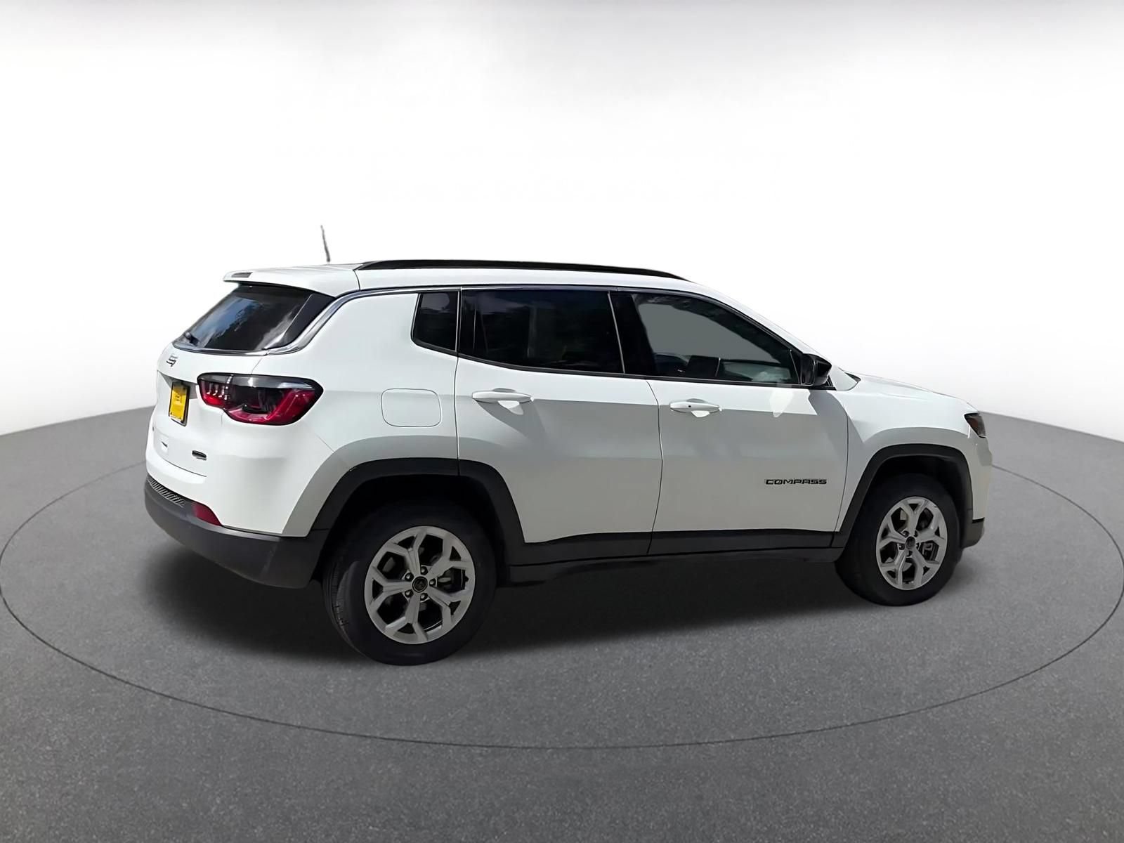 Used 2025 Jeep Compass Latitude AWD/4WD image 14