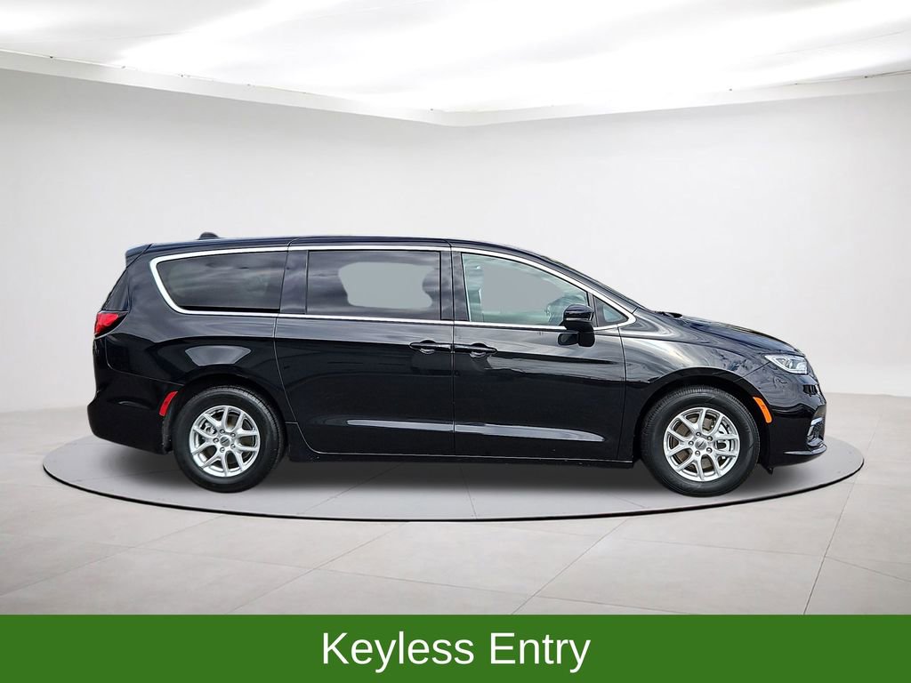 Used 2023 Chrysler Pacifica Touring-L image 8