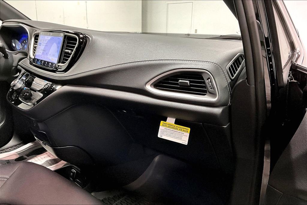 New 2026 Chrysler Pacifica Select image 10