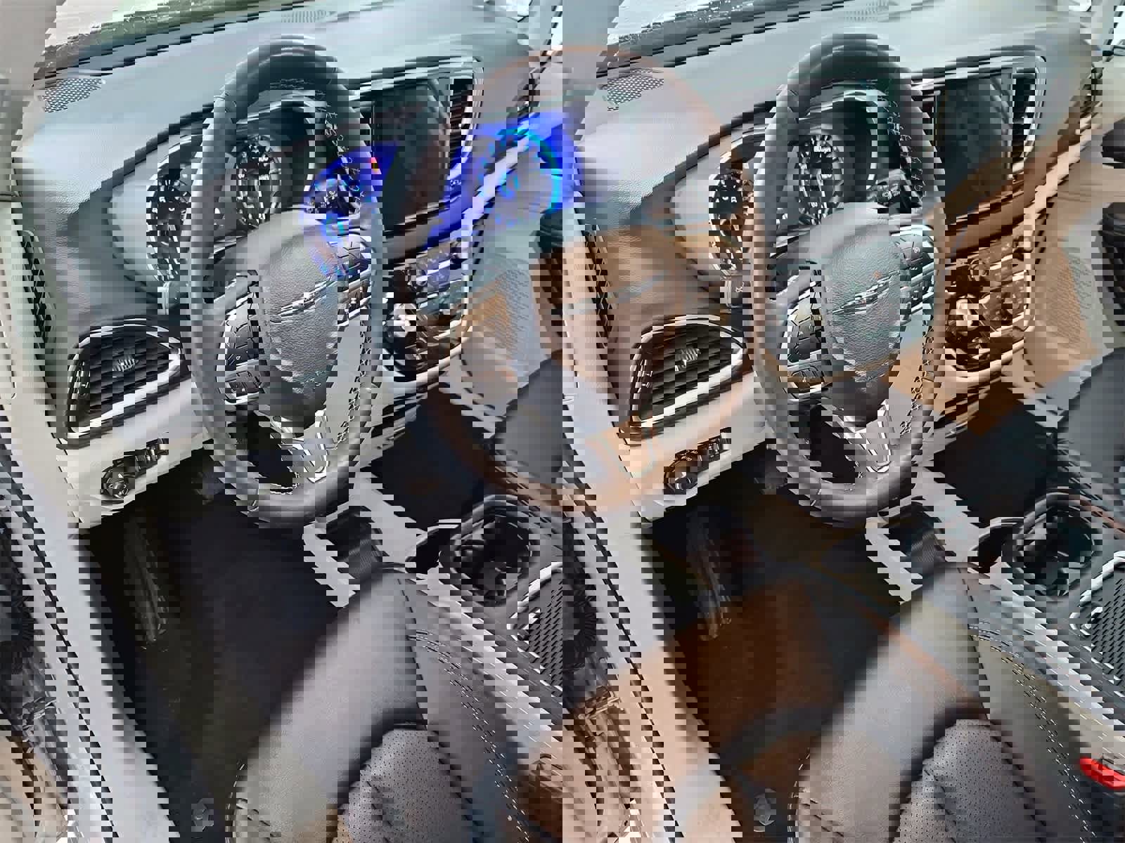 Used 2024 Chrysler Pacifica Touring-L image 2