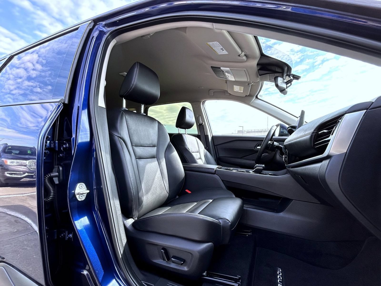Used 2025 Nissan Rogue SL AWD/4WD image 15