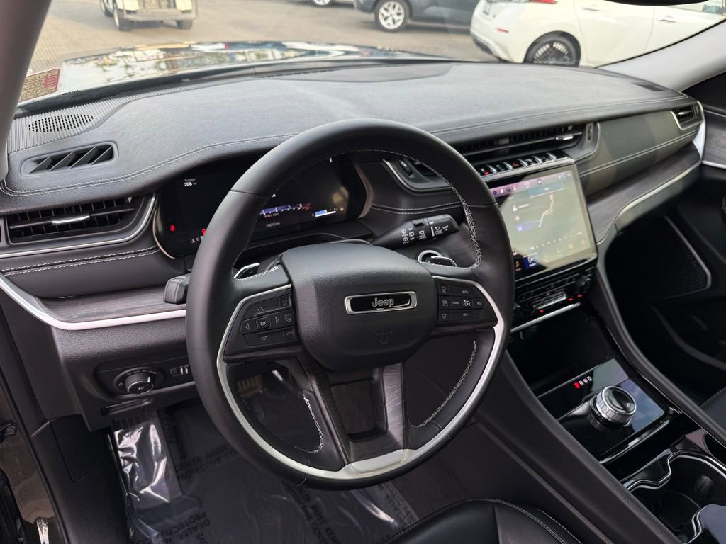 Used 2022 Jeep Grand Cherokee L Limited w/ Black Appearance Package image 18