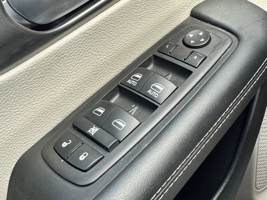 Used 2024 Chrysler Pacifica Touring-L FWD image 29
