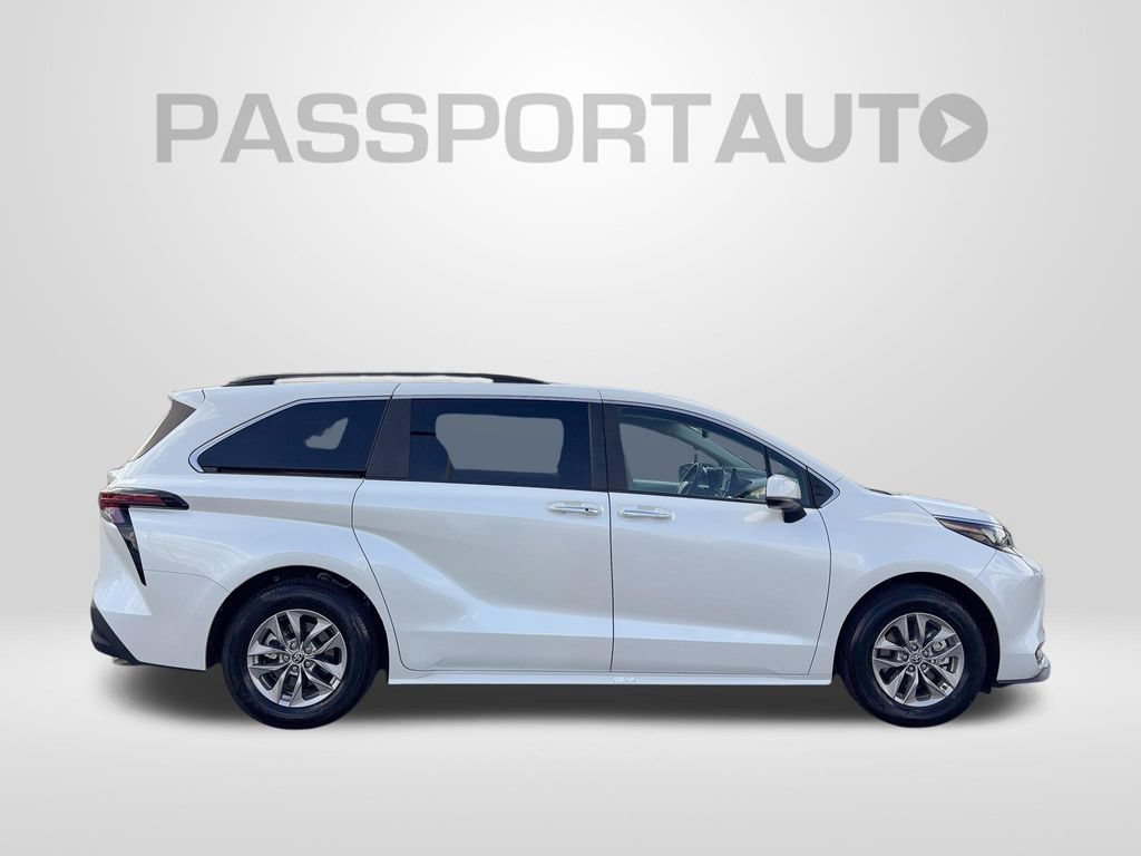 Used 2026 Toyota Sienna XLE FWD image 9