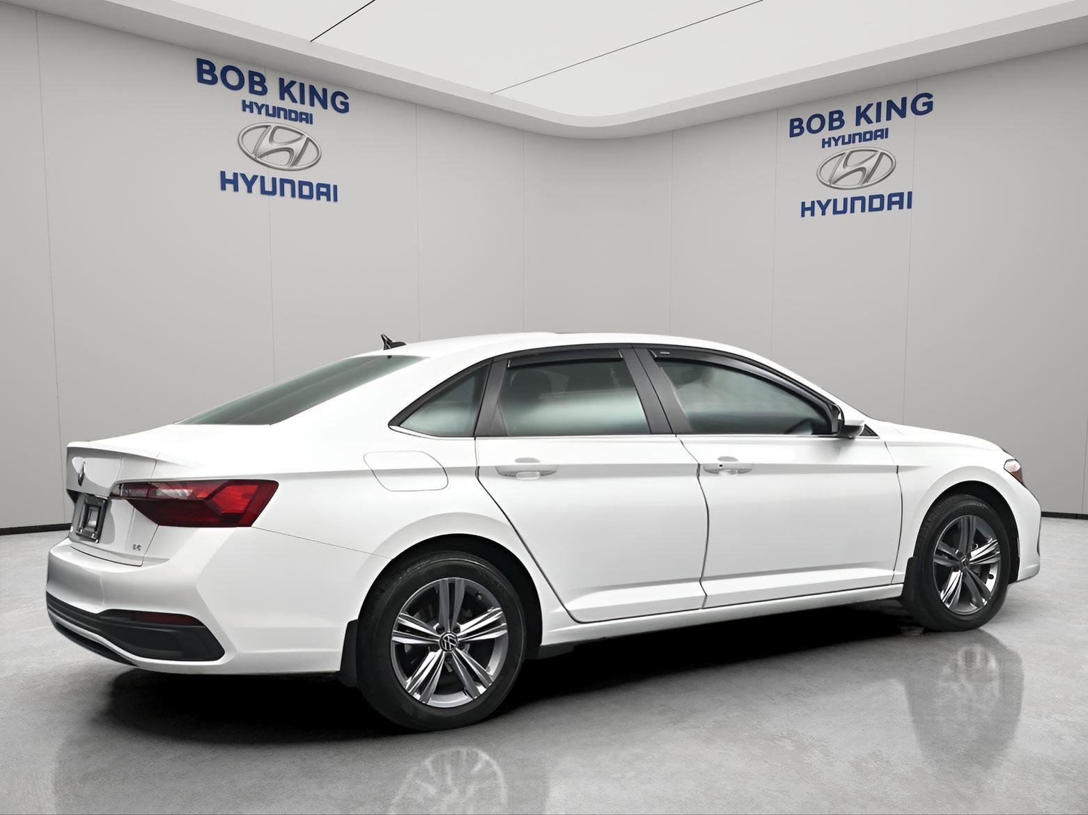 Used 2023 Volkswagen Jetta SE image 4