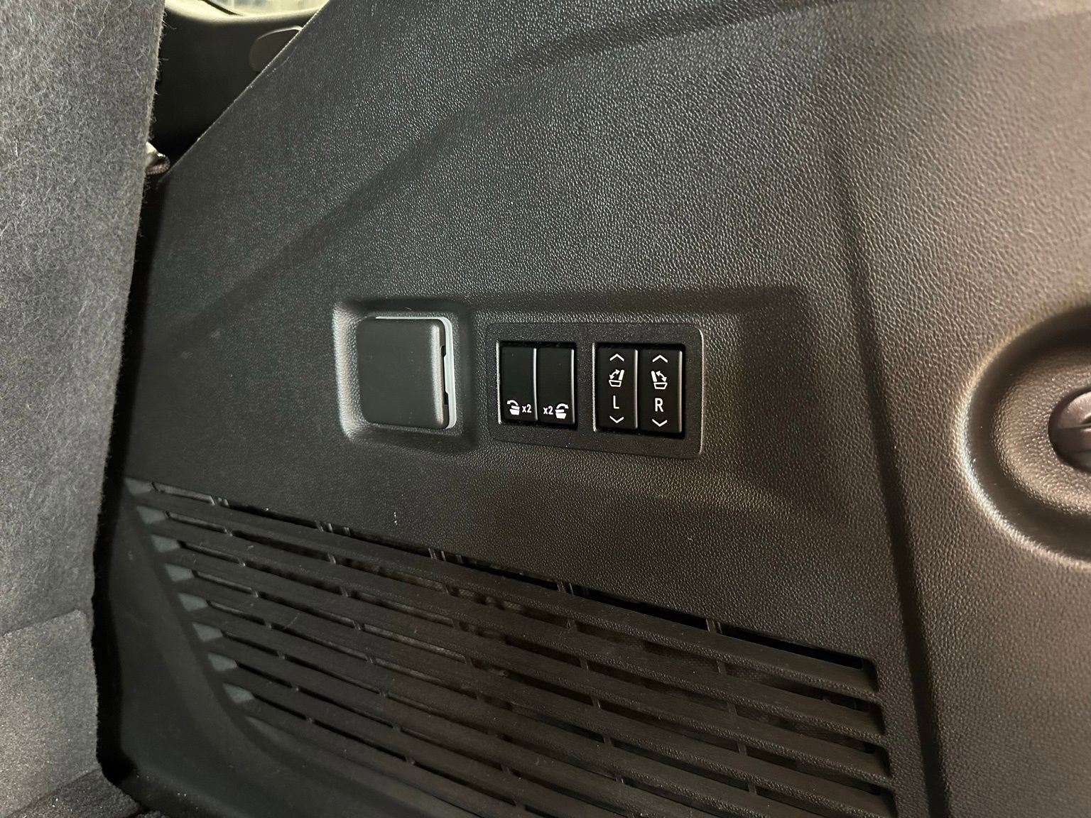 Used 2022 GMC Yukon Denali RWD image 42