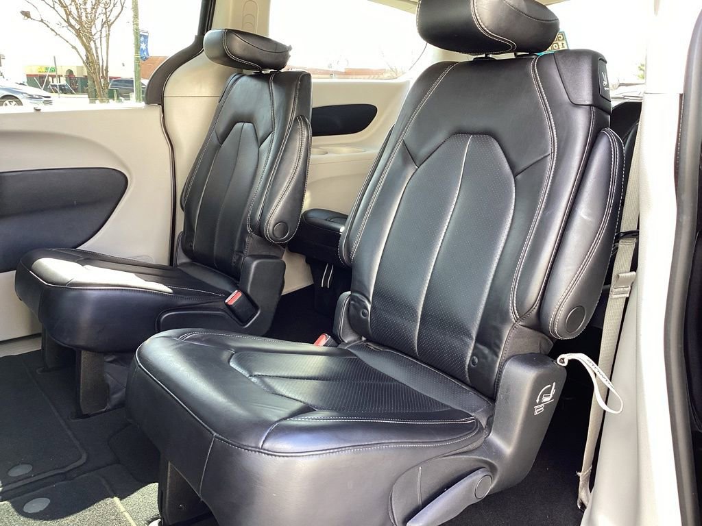 Used 2023 Chrysler Pacifica Touring-L FWD image 18
