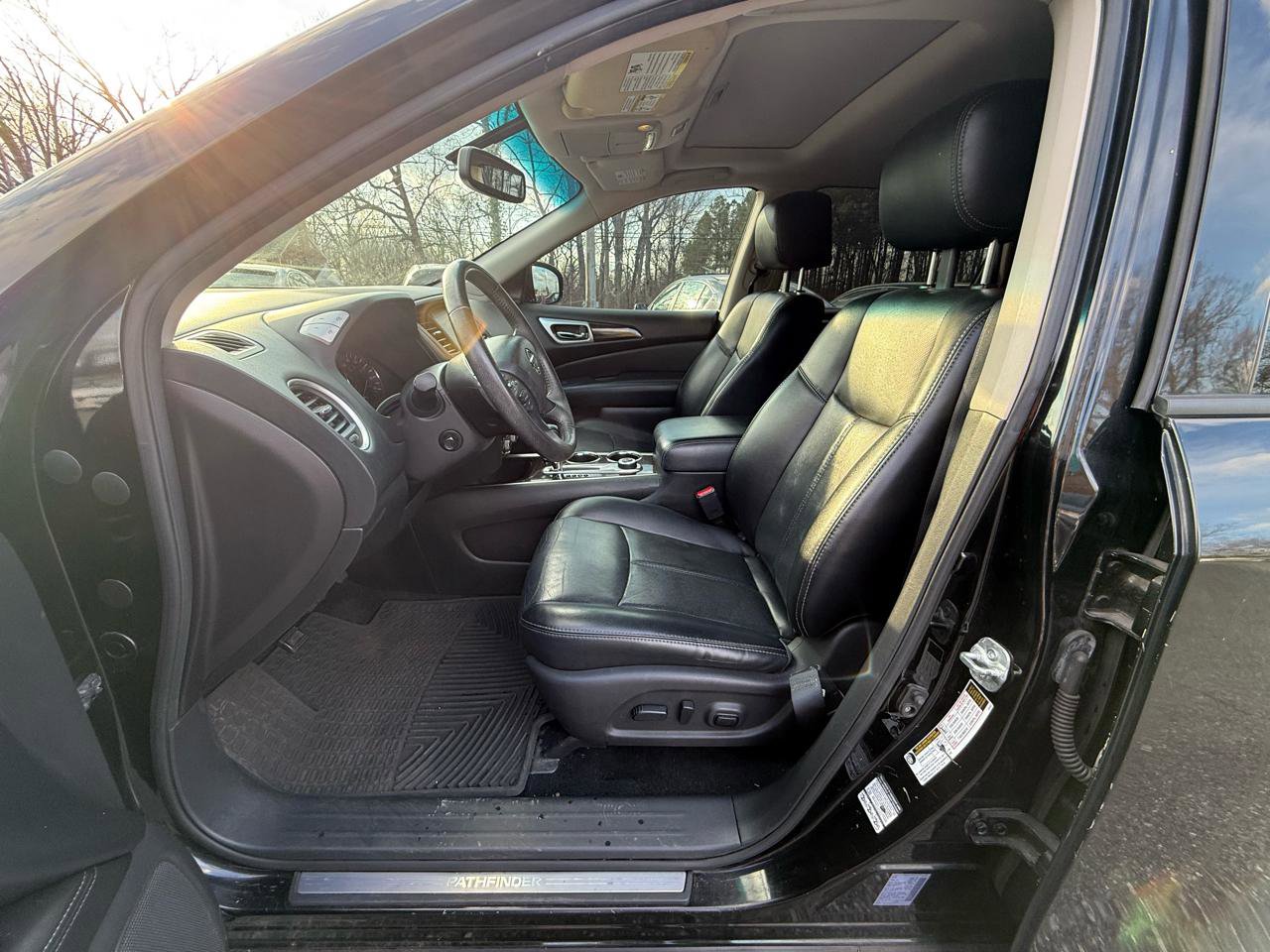 Used 2015 Nissan Pathfinder Platinum w/ Family Entertainment Package AWD/4WD image 17