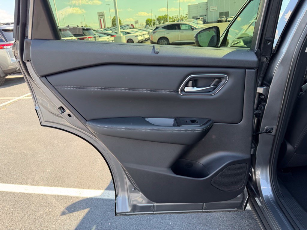 New 2026 Nissan Rogue Platinum w/ Platinum Premium Package AWD/4WD image 16
