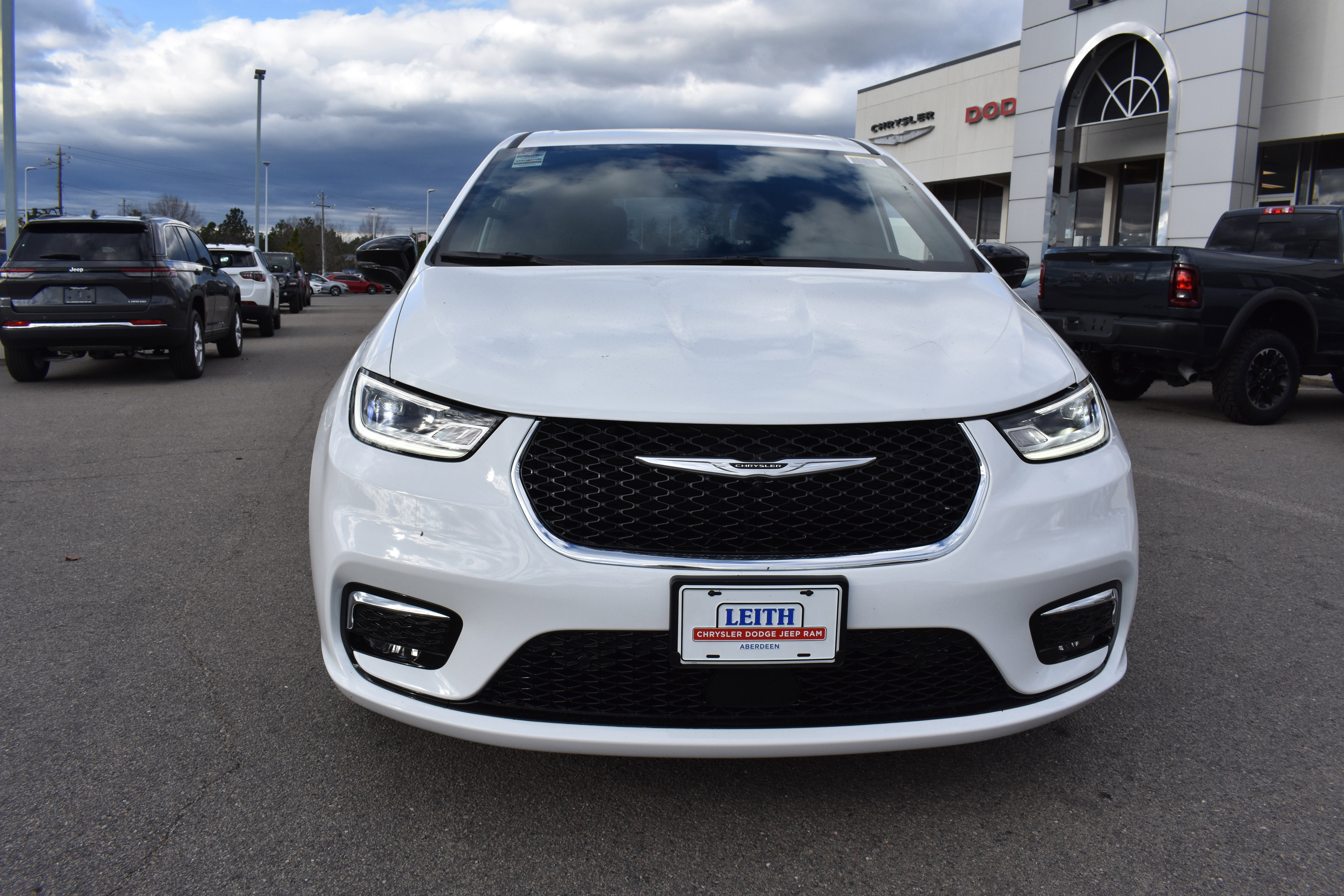 New 2026 Chrysler Pacifica Select image 4