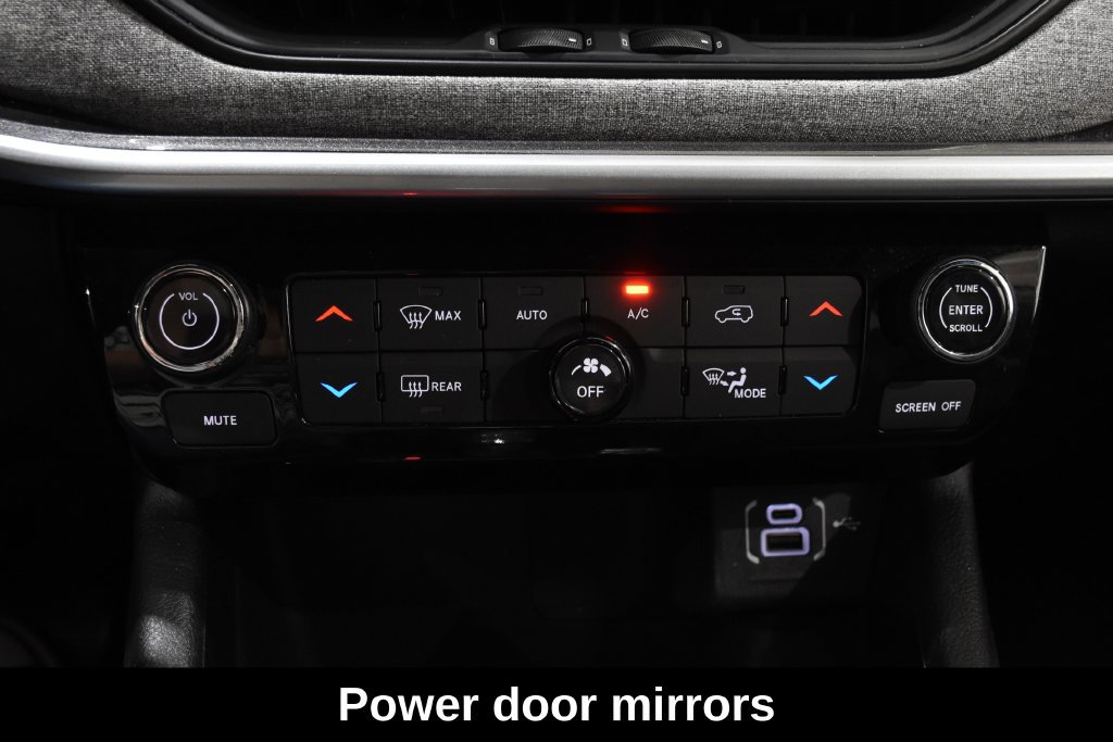 Used 2025 Jeep Compass Latitude w/ Sun & Sound Group AWD/4WD image 22