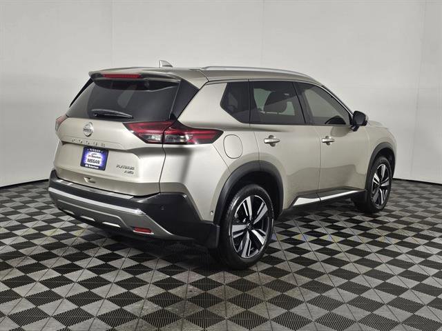 Used 2021 Nissan Rogue Platinum image 3