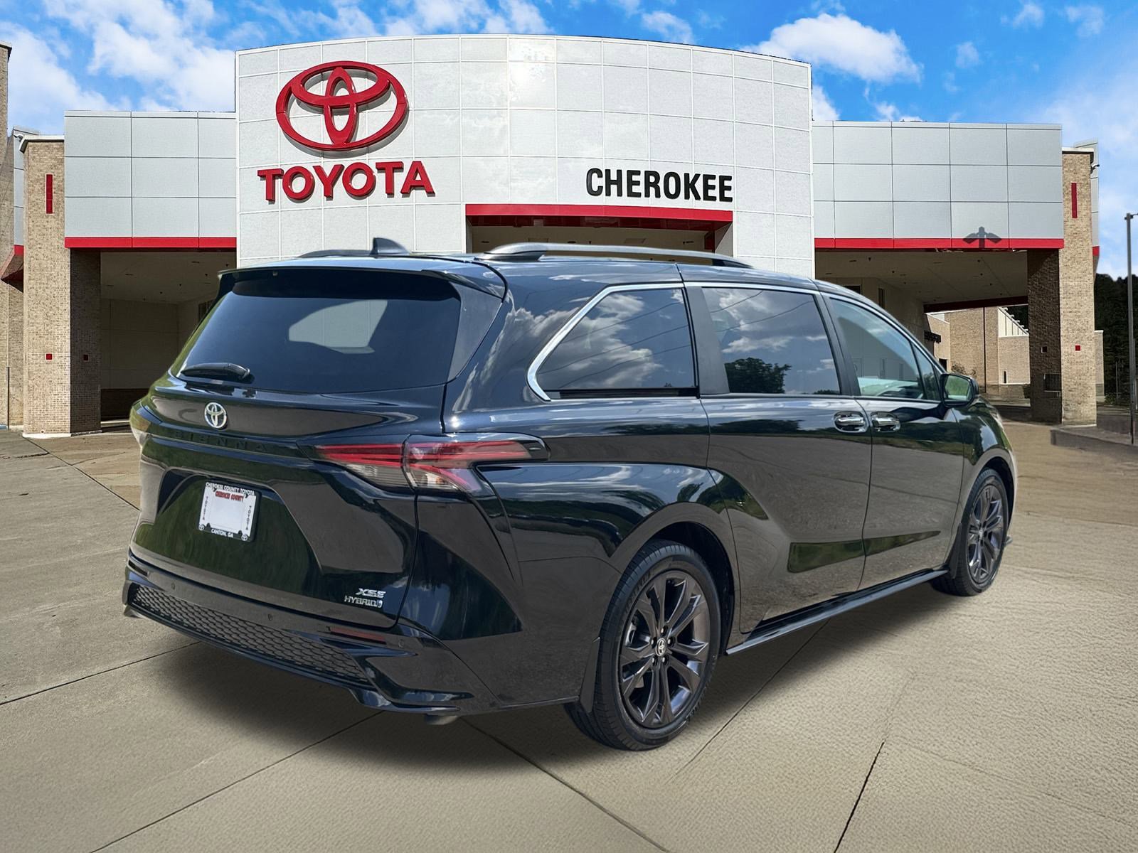 Used 2024 Toyota Sienna XSE w/ XSE Plus Package image 5