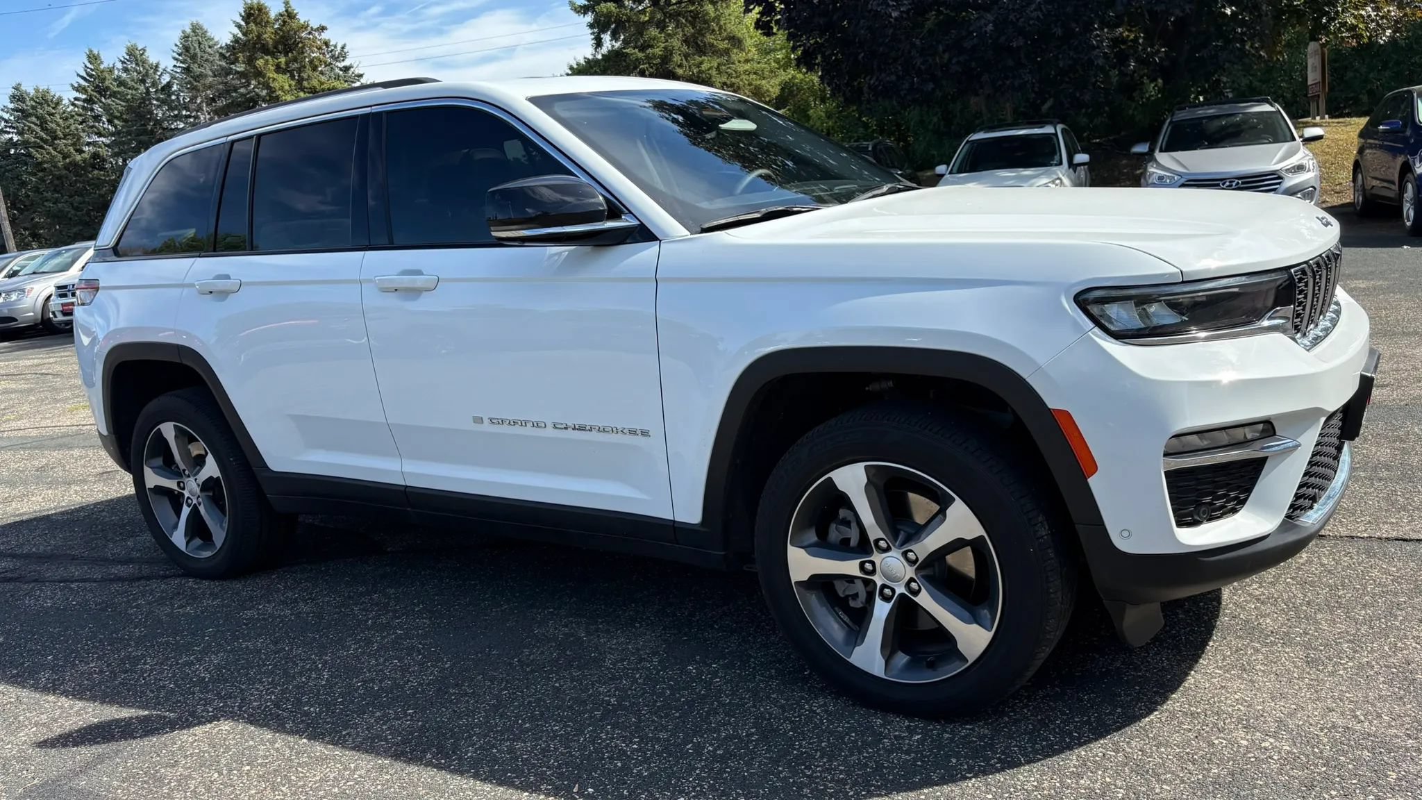 Used 2022 Jeep Grand Cherokee Limited 4xe w/ Luxury Tech Group II AWD/4WD image 12