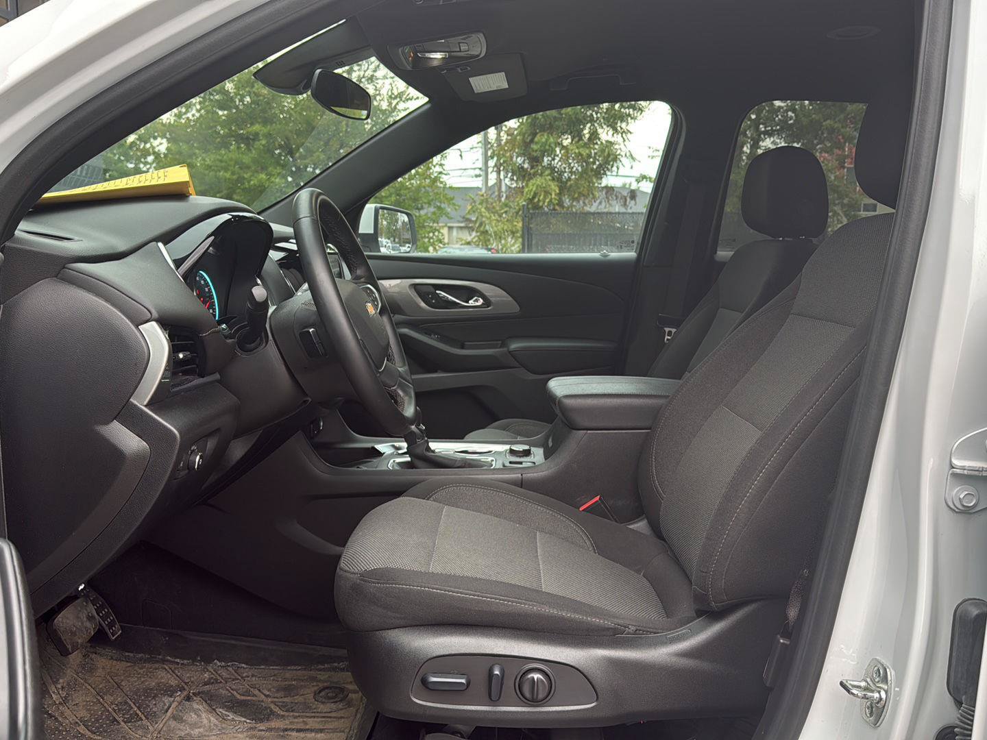 Used 2023 Chevrolet Traverse LT FWD image 9