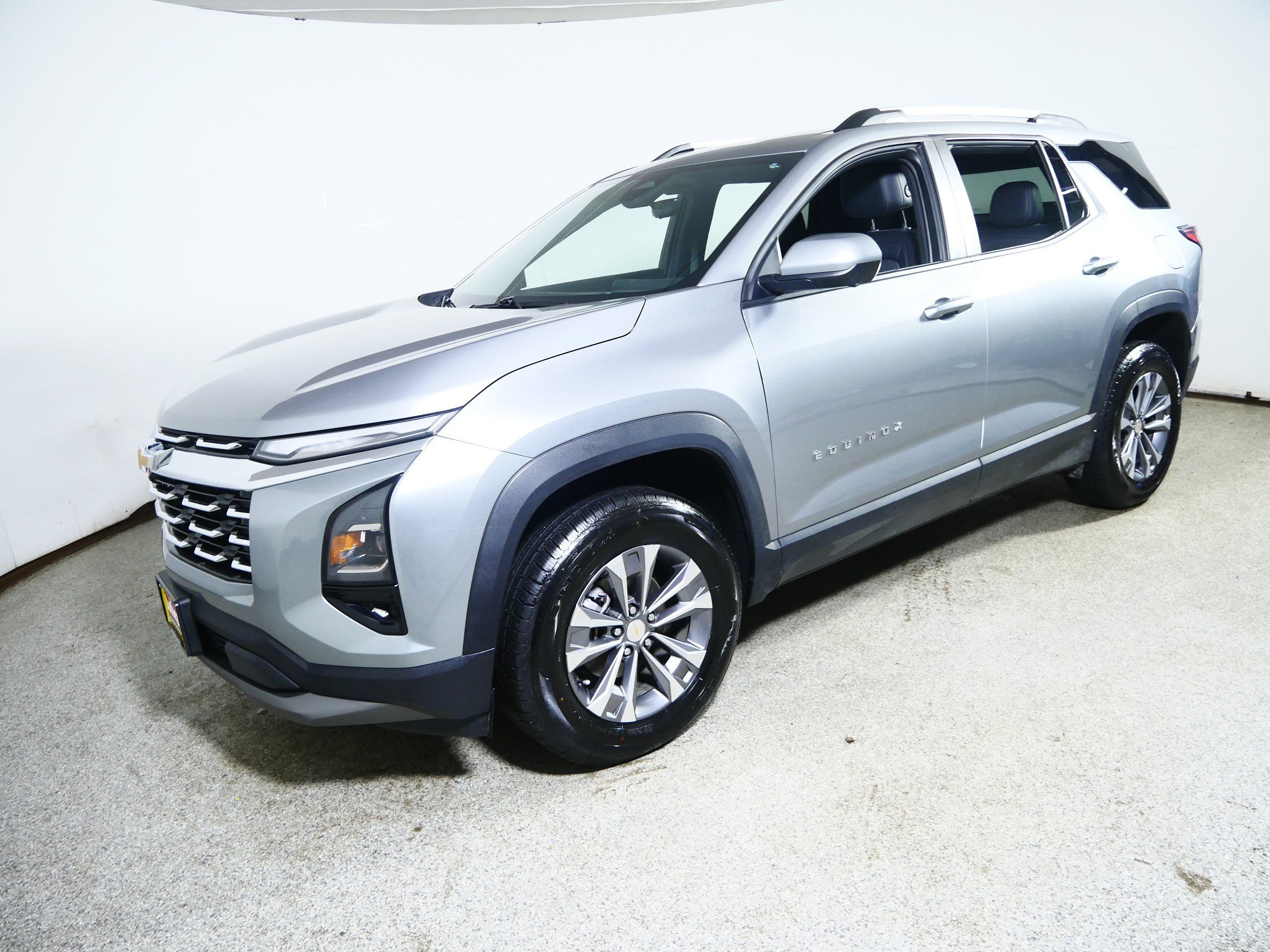 Used 2025 Chevrolet Equinox LT w/ Convenience Package II FWD image 3