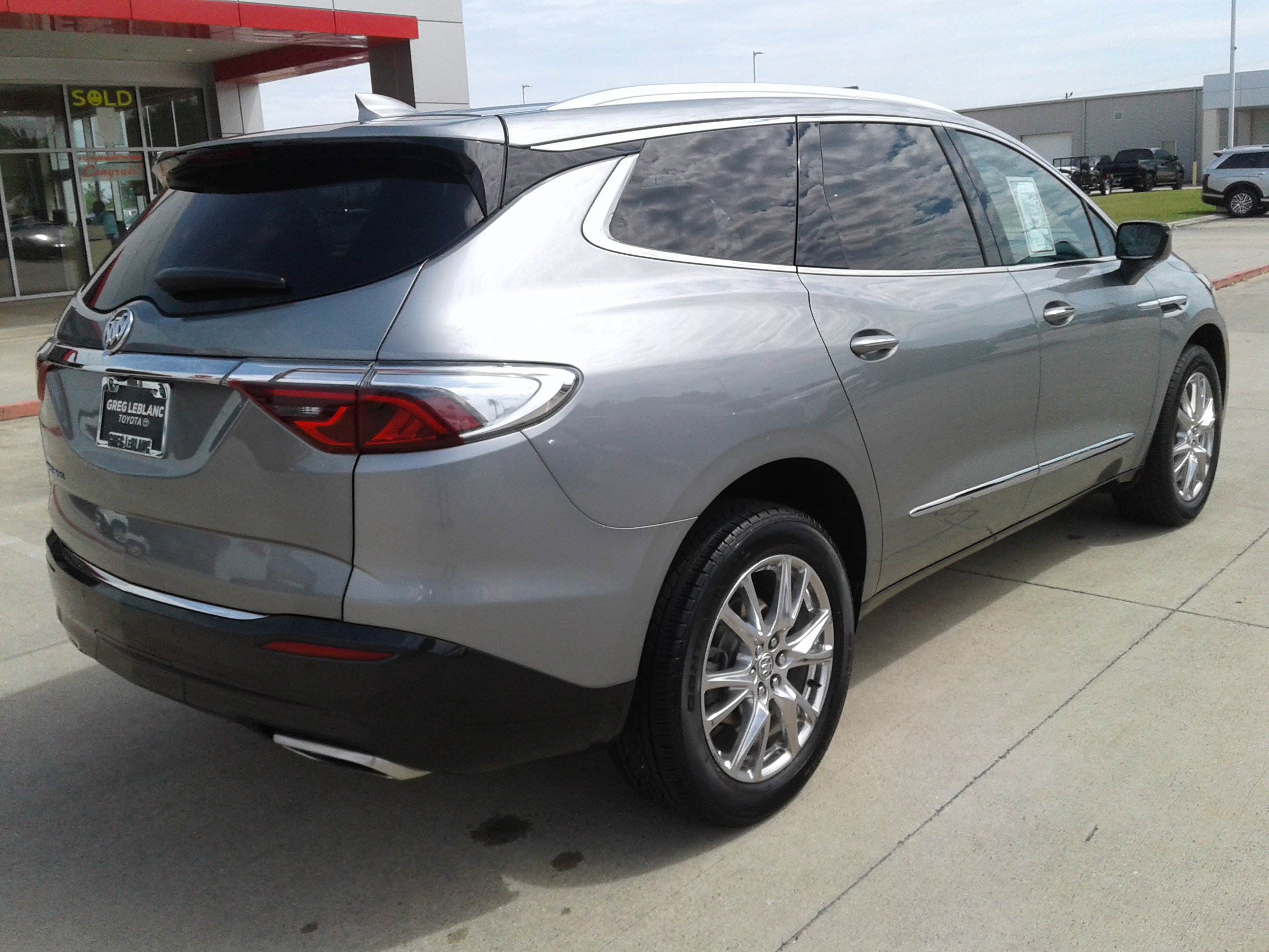 Used 2023 Buick Enclave Essence w/ Experience Buick Package FWD image 7
