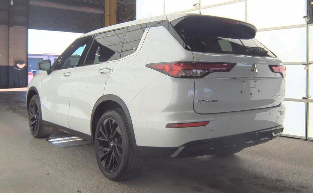 Used 2023 Mitsubishi Outlander SE image 4