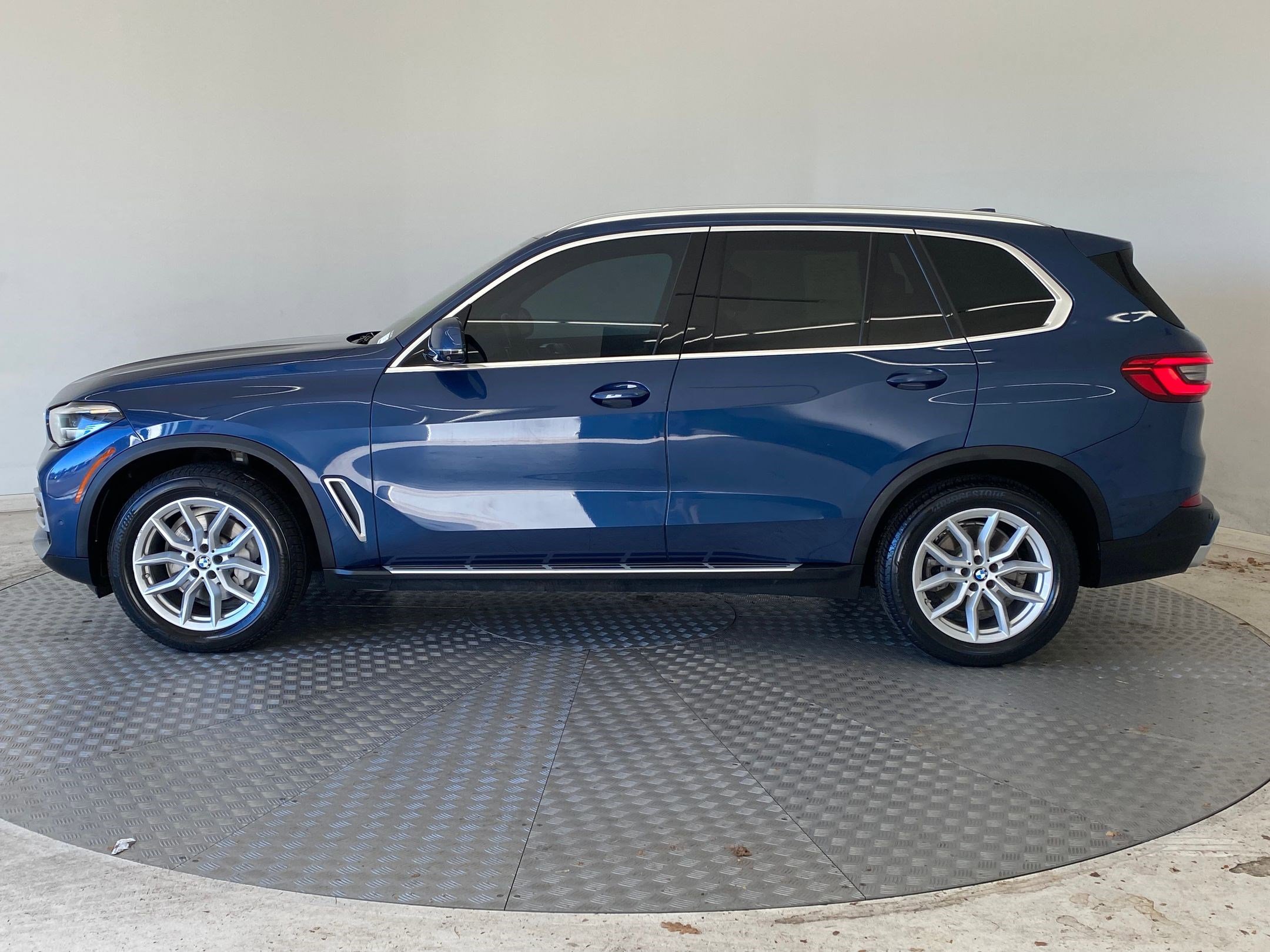 Used 2019 BMW X5 xDrive40i w/ Premium Package image 2
