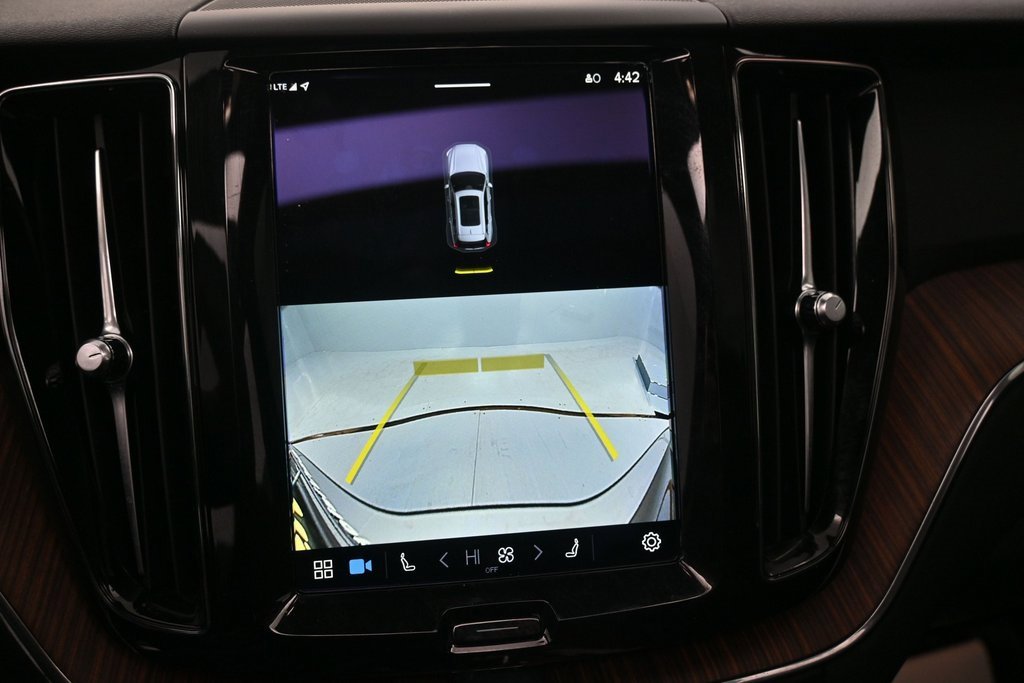 Used 2023 Volvo XC60 B5 Plus image 16