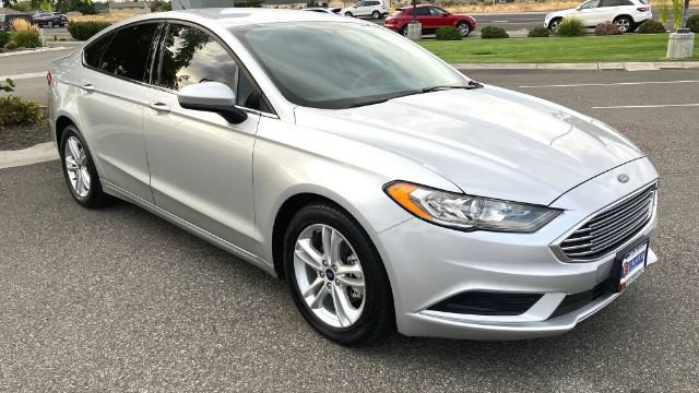 Used 2018 Ford Fusion SE w/ Fusion SE Technology Package FWD image 2