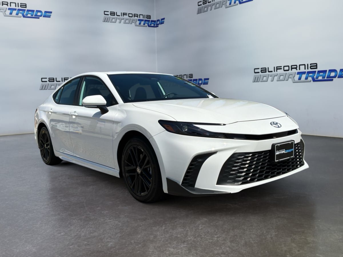 Used 2025 Toyota Camry SE AWD/4WD image 3