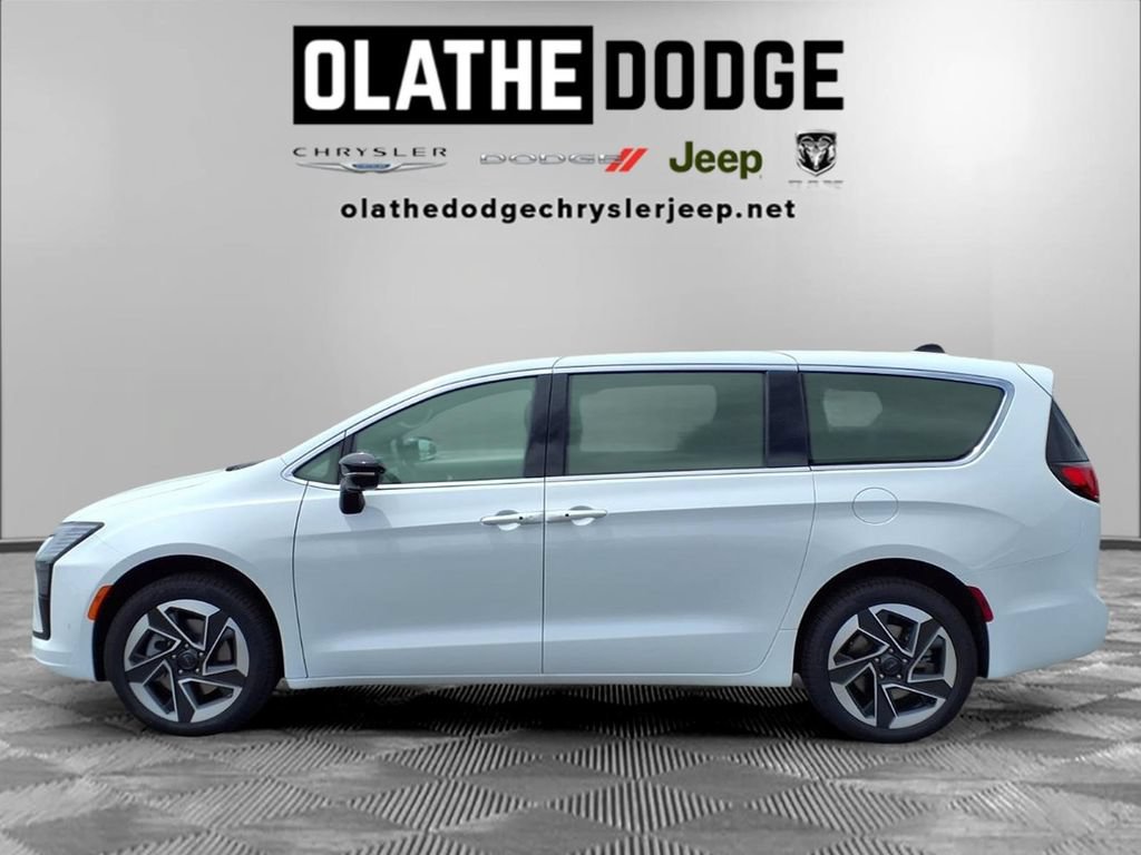 New 2027 Chrysler Pacifica Limited w/ Family Tech Group AWD/4WD image 21