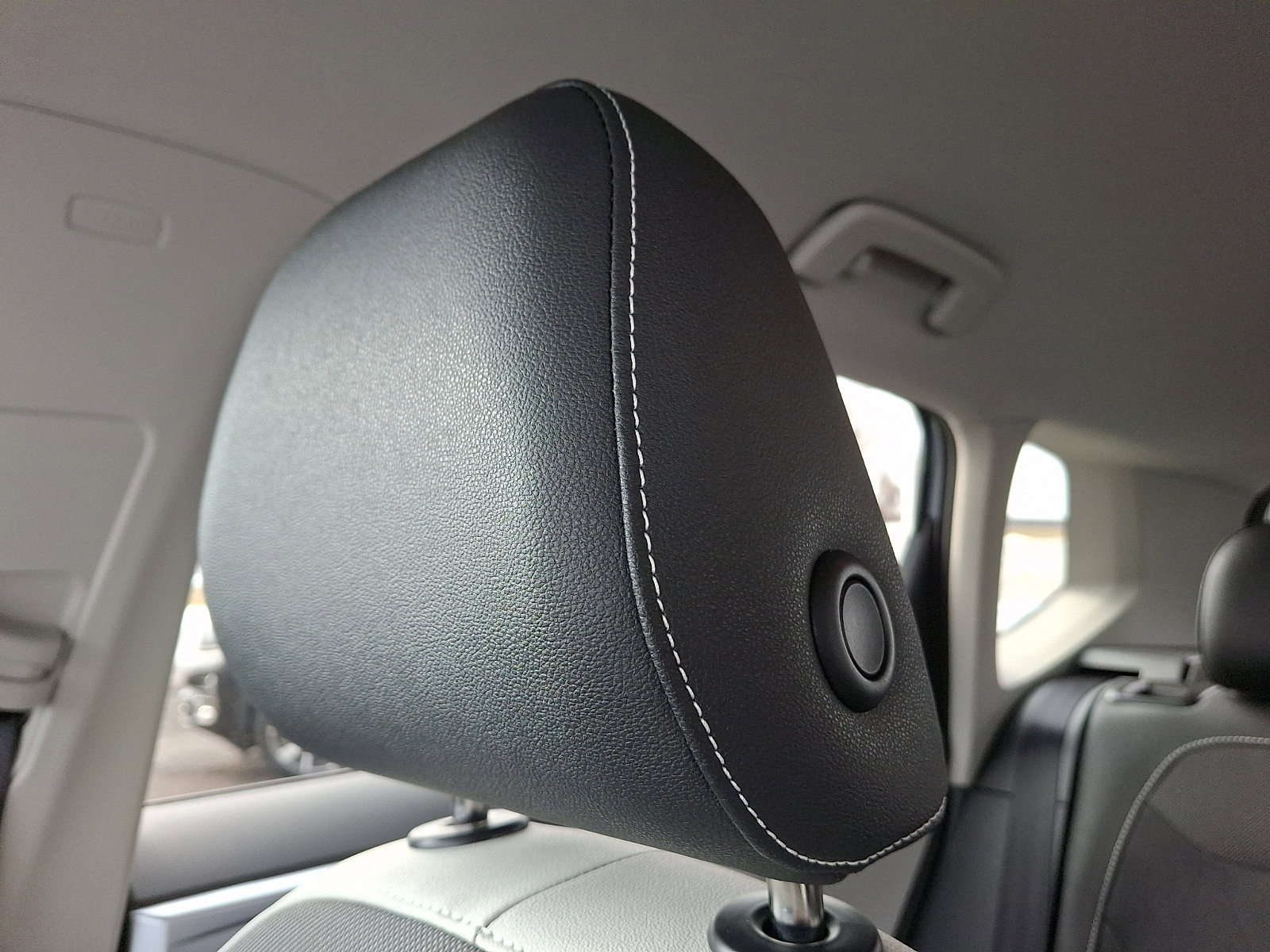 Certified 2025 Volkswagen Taos SE image 13