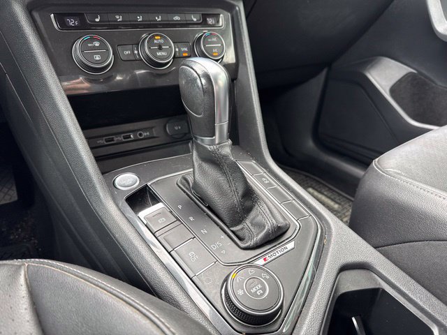 Used 2018 Volkswagen Tiguan SE AWD/4WD image 15