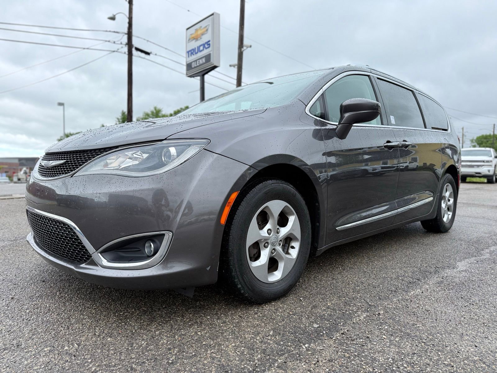 Used 2017 Chrysler Pacifica Touring-L Plus FWD image 2