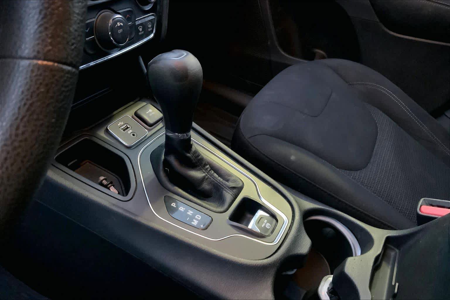 Used 2019 Jeep Cherokee Latitude w/ Popular Appearance Group FWD image 16