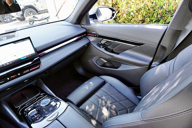 Used 2026 BMW 530i w/ Premium Package RWD image 21