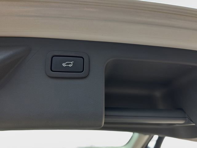 Used 2019 Land Rover Discovery Sport SE image 16