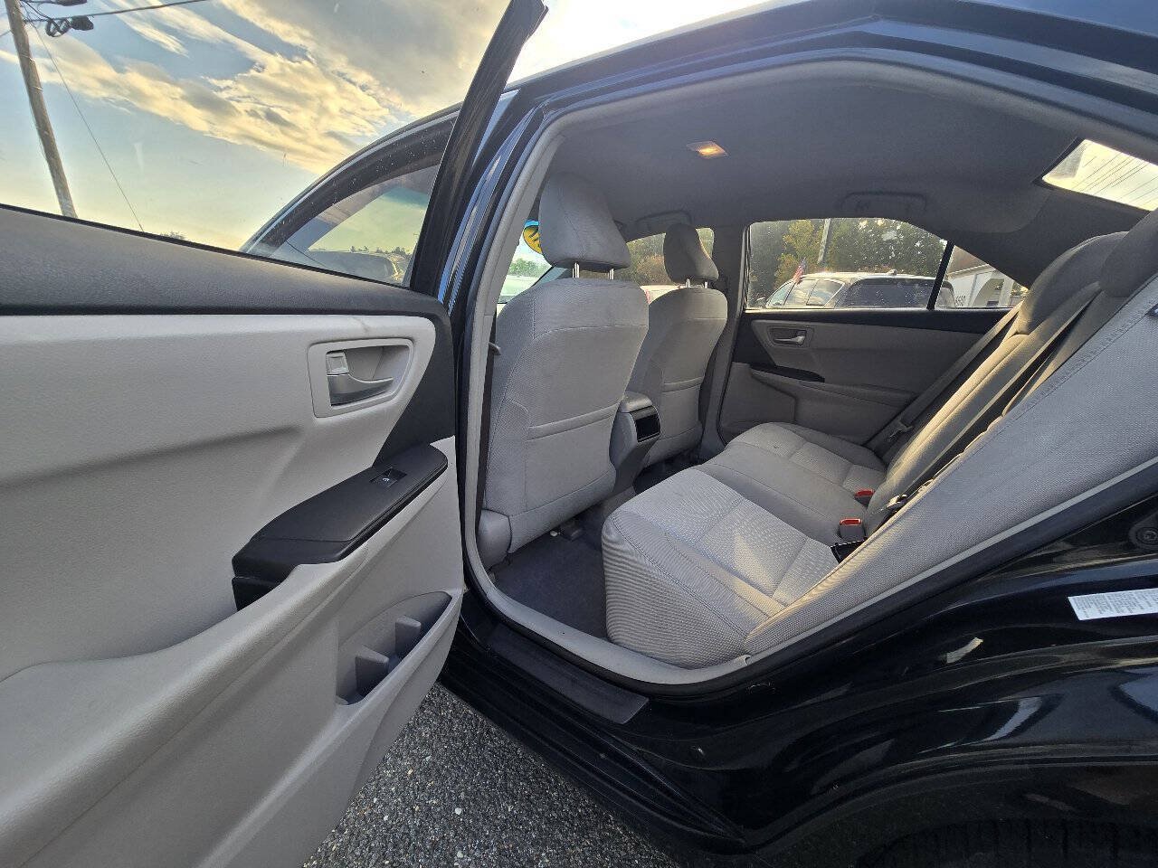 Used 2017 Toyota Camry LE FWD image 22